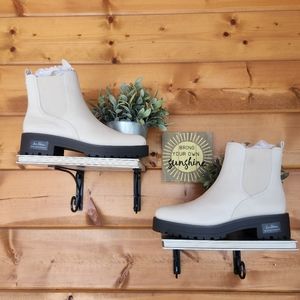 Sam Edelman 💜 Justina Chelsea Boots Ivory Leather Chunky Lug Sole Pull On 9.5 M
